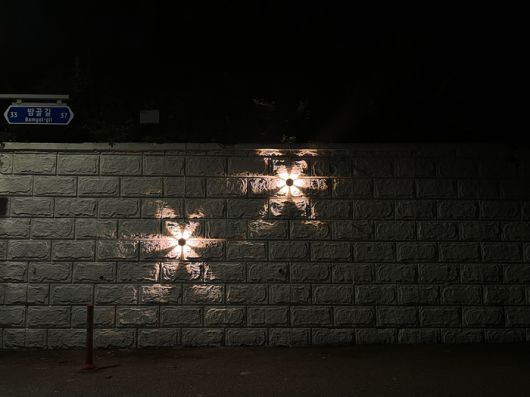 범죄예방 환경설계(CPTED) 기법을 적용한 안전시설물_벽화 조명.  사진|속초시청