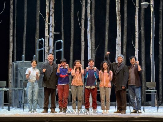 연극 ‘렛미인’ 프레스콜에서 (왼쪽부터) 이지영 한국협력연출, ‘하칸’ 역 조정근, ‘오스카’ 역 천우진, ‘일라이’ 역 권슬아, ‘오스카’ 역 안승균, ‘일라이’ 역 백승연, ‘일라이’ 역 백승연, ‘하칸’ 역 지현준, 김준태 무브먼트감독이 단체 사진을 촬영하고 있다. 사진 | 표권향 기자 gioia@sportsseoul.com