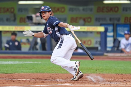 오명진이 1루를 향해 달리고 있다. 사진 | 두산 베어스