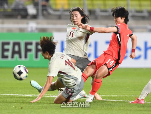 한국 여자축구대표팀의 정민영(오른쪽)이 9일 수원월드컵경기장에서 열린 ‘EAFF(동아시아축구연맹) E-1 풋볼 챔피언십 2025’ 중국과의 경기에서 슛을 하고 있다.  2025. 7. 9. 수원 | 박진업 기자 upandup@sportsseoul.com