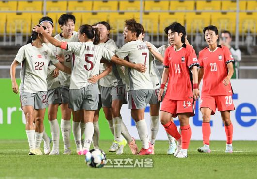 한국 여자축구대표팀의 정민영(오른쪽 둘째)와 김혜리(맨 오른쪽)이 9일 수원월드컵경기장에서 열린 ‘EAFF(동아시아축구연맹) E-1 풋볼 챔피언십 2025’ 중국과의 경기에서 선제골을 허용한 뒤 아쉬워하고 있다.  2025. 7. 9. 수원 | 박진업 기자 upandup@sportsseoul.com