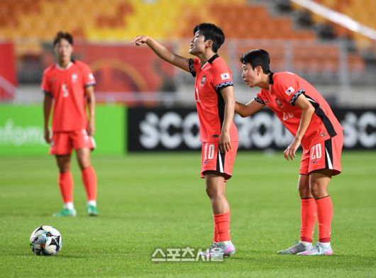 한국여자축구대표팀 지소연(왼쪽)과 김혜리가 9일 수원월드컵경기장에서 열린 ‘EAFF(동아시아축구연맹) E-1 풋볼 챔피언십 2025’ 중국과의 경기에 서 프리킥을 차기 전 이야기를 나누고 있다.  2025. 7. 9. 수원 | 박진업 기자 upandup@sportsseoul.com