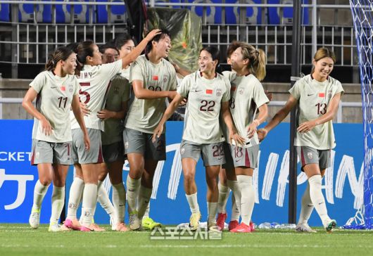 중국여자축구대표팀의 샤오 즈친(가운데)이 9일 수원월드컵경기장에서 열린 ‘EAFF(동아시아축구연맹) E-1 풋볼 챔피언십 2025’ 한국과의 경기에서 골을 넣은 뒤 동료들과 함께 기뻐하고 있다.  2025. 7. 9. 수원 | 박진업 기자 upandup@sportsseoul.com