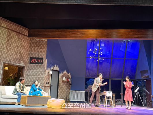 9일 연극 ‘2시 22분’ 프레스콜에서 (왼쪽부터) ‘샘’ 역 김지철, ‘로렌’ 역 임강희, ‘벤’ 역 차용학, ‘제니’ 역 박지연이 주요 장면을 시연하고 있다. 사진 | 표권향 gioia@sportsseoul.com