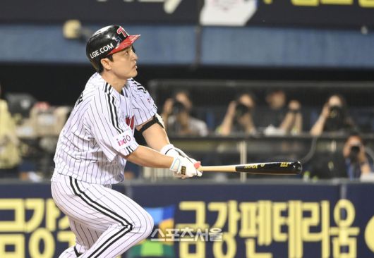 LG 박동원이 12일 서울 잠실구장에서 열린 2025 KBO리그 SSG와 경기 5회말 2사2,3루 2타점 2루타를 친 후 타구를 바라보고 있다. 잠실 | 최승섭기자 thunder@sportsseoul.com