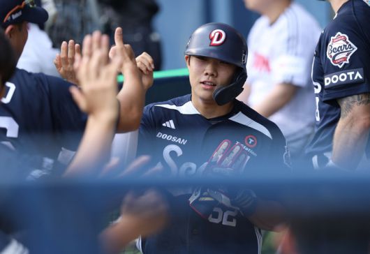 박준순이 선수들과 하이파이브를 하고 있다. 사진 | 두산 베어스