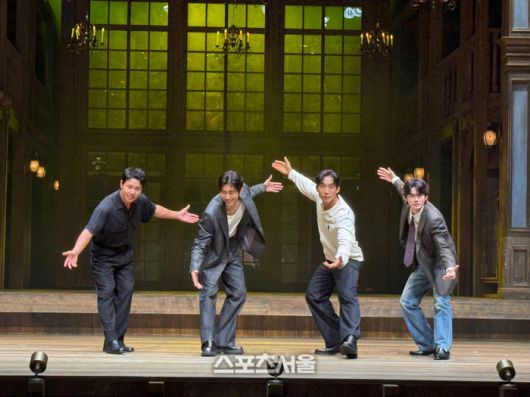 9일 연극 ‘셰익스피어 인 러브’ 프레스콜에서  ‘셰익스피어’ 역 (왼쪽부터) 이규형·손우현·이상이·옹성우가 단체 사진을 촬영하고 있다. 사진 | 표권향 기자 gioia@sportsseoul.com