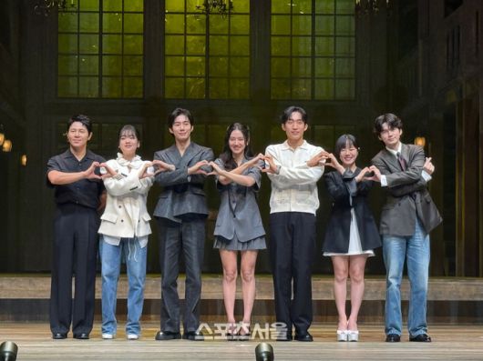 9일 연극 ‘셰익스피어 인 러브’ 프레스콜에서 작품의 주역 배우들이 단체 사진을 촬영하고 있다. 사진 | 표권향 기자 gioia@sportsseoul.com