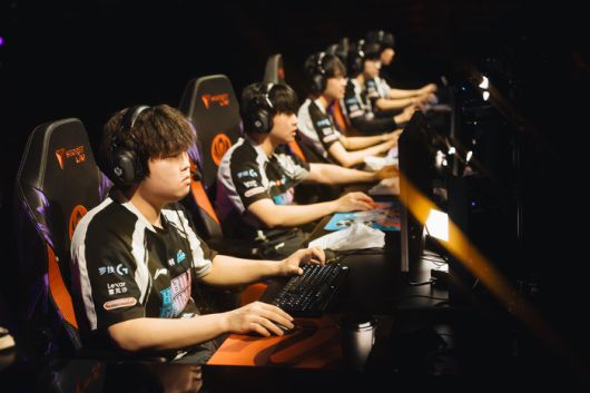 BLG 선수들이 9일 플라이퀘스트와의 패자조 2라운드 경기를 준비하고 있다. 사진 | 라이엇 게임즈