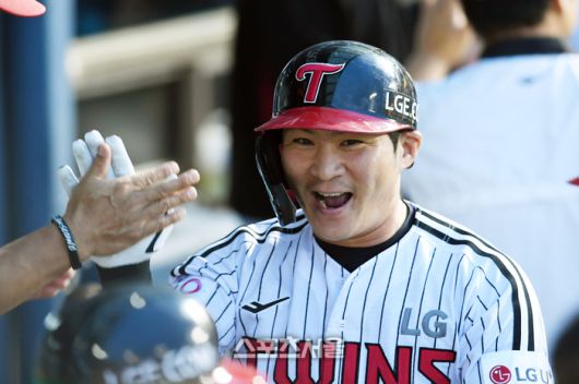 LG 오지환이 15일 잠실구장에서 열린 2025 KBO리그 키움과의 경기 4회말 2사 1루 상황에서 키움 선발 하영민을 상대로 2점 홈런을 친 뒤 코칭스태프와 하이파이브를 하고 있다 오지환의 시즌 5호 홈런. 잠실 | 박진업 기자 upandup@sportsseoul.com