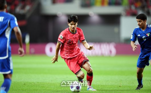 전진우가 10일 서울월드컵경기장에서 열린 2026 FIFA 북중미 월드컵 3차 예선 쿠웨이트와 경기에서 드리블을 하고 있다. 2025. 6. 10.상암 | 최승섭기자 thunder@sportsseoul.com