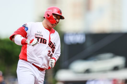 KIA 최형우가 광주-기아 챔피언스 필드에서 열린 2025 KBO리그 정규시즌 두산과 더블헤더 1차전에서 투런 홈런을 치고 베이스를 돌고 있다. 사진 | KIA 타이거즈