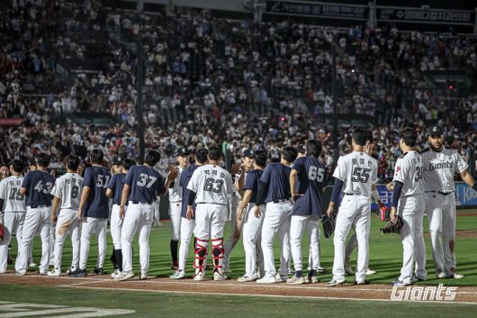 롯데 선수들이 사직구장에서 열린 2025 KBO리그 KT전 승리 후 하이파이브 하고 있다. 사진 | 롯데 자이언츠
