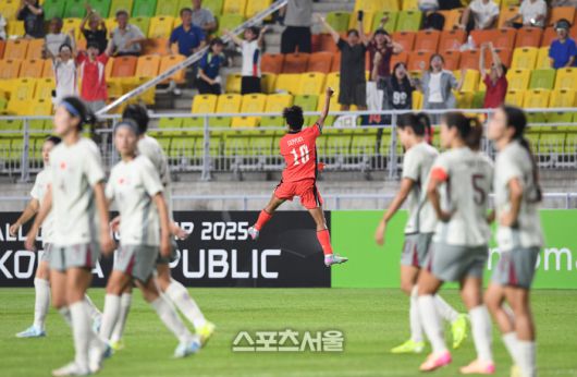 한국 여자축구대표팀의 지소연(가운데)이 9일 수원월드컵경기장에서 열린 ‘EAFF(동아시아축구연맹) E-1 풋볼 챔피언십 2025’ 중국과의 경기에서 후반 추가 시간 중거리슛으로 극적인 동점골을 넣고 기뻐하고 있다.  2025. 7. 9. 수원 | 박진업 기자 upandup@sportsseoul.com