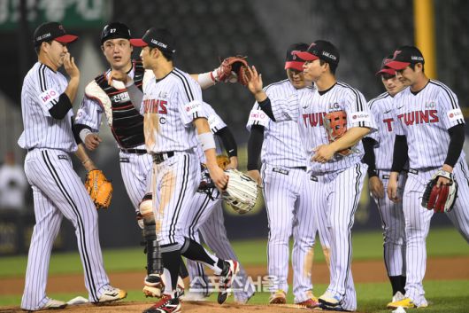 LG 선수들이 8일 잠실구장에서 열린 2025 KBO리그 키움과 경기에서 승리한 뒤 하이파이브를 나누고 있다. 잠실 | 박진업 기자 upandup@sportsseoul.com