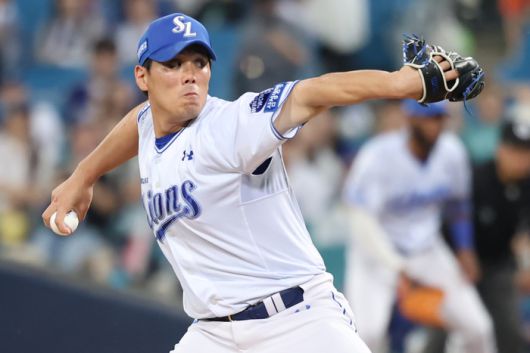 삼성 김재윤이 대구삼성라이온즈파크에서 열린 2025 KBO리그 두산전에서 역투하고 있다. 사진 | 삼성 라이온즈