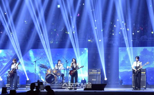 QWER이 21일 오후 인천 중구 인스파이어 아레나에서 열린 제34회 ‘서울가요대상’에서 열정적인 무대를 선보이고 있다. 인천 | 박진업 기자 upandup@sportsseoul.com