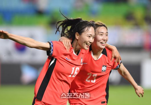 한국 여자축구대표팀의 장슬기(왼쪽)가 9일 수원월드컵경기장에서 열린 ‘EAFF(동아시아축구연맹) E-1 풋볼 챔피언십 2025’ 중국과의 경기에서 동점골을 넣은 뒤 강채림과 함께 기뻐하고 있다.  2025. 7. 9. 수원 | 박진업 기자 upandup@sportsseoul.com