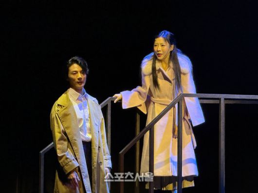 (왼쪽부터) 윤시윤과 서예화가 10일 연극 ‘사의 찬미’ 프레스콜에서 주요 장면을 시연하고 있다. 사진 | 표권향 기자 gioia@sportsseoul.com