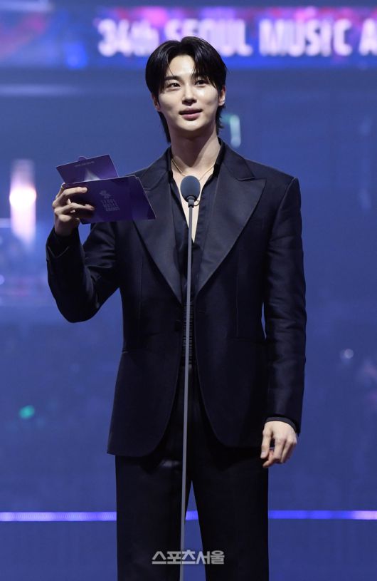 배우 변우석이 21일 오후 인천 중구 인스파이어 아레나에서 열린 제34회 ‘서울가요대상’에서 대상 수상자를 발표하고 있다. 2025. 6. 21. 인천 | 박진업 기자 upandup@sportsseoul.com