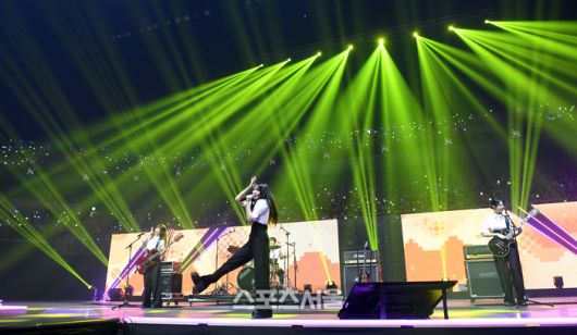 QWER이 21일 오후 인천 중구 인스파이어 아레나에서 열린 제34회 ‘서울가요대상’에서 열정적인 무대를 선보이고 있다. 인천 | 박진업 기자 upandup@sportsseoul.com