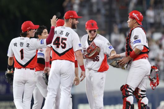 KIA 선수들이 4일 광주-기아 챔피언스 필드에서 열린 2025 KBO리그 롯데전 승리 후 하이파이브 하고 있다. 사진 | KIA 타이거즈