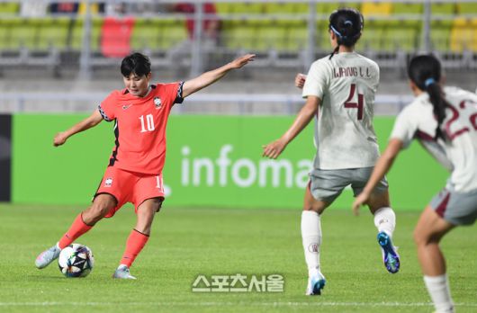 한국 여자축구대표팀의 지소연(왼쪽)이 9일 수원월드컵경기장에서 열린 ‘EAFF(동아시아축구연맹) E-1 풋볼 챔피언십 2025’ 중국과의 경기에서 후반 추가 시간 중거리슛으로 극적인 동점골을 넣고 있다.  2025. 7. 9. 수원 | 박진업 기자 upandup@sportsseoul.com