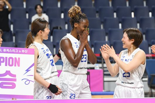 도쿄 하네다 아이베 에스더 치캄소(가운데)가 10일 부산 사직체육관에서 열린 2025 WKBL 퓨처스리그 결승 일본대학선발과 경기에서 승리하며 우승을 차지한 후 MVP로 호명되자 기뻐하고 하고 있다. 사진 | WKBL