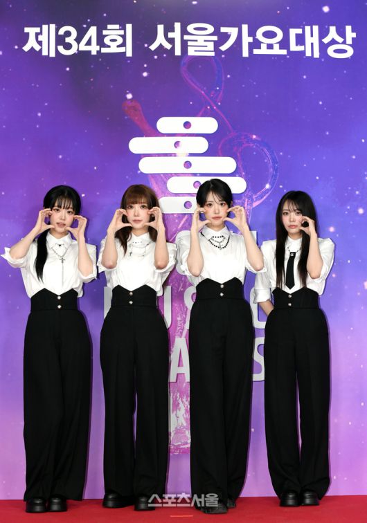 QWER이 21일 오후 인천 중구 인스파이어 아레나에서 열린 제34회 ‘서울가요대상’ 레드카펫에서 취재진을 향해 포즈를 취하고 있다. 인천 | 박진업 기자 upandup@sportsseoul.com