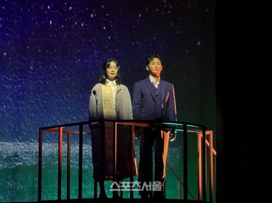 10일 연극 ‘사의 찬미’ 프레스콜에서 (왼쪽부터) 전소민, 이충주가 마지막 장면을 시연하고 있다. 사진 | 표권향 기자 gioia@sportsseoul.com