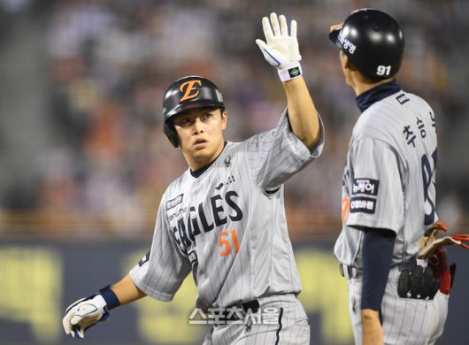 한화 문현빈이 29일 서울 잠실구장에서 열린 2025 KBO리그 LG전에서 추승우 코치와 하이파이브를 하고 있다. 잠실 | 최승섭기자 thunder@sportsseoul.com