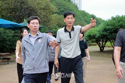 지난해  9월 13일 ‘광교숲속마을 쉼터’를 방문해 주민의견을 청취하고 있는 이상일 시장. 제공=용인시