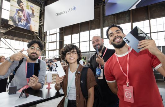 미국 뉴욕 브루클린 듀갈 그린하우스 열린 하반기 ‘갤럭시 언팩 2025’에서 관람객이 ‘갤러기 Z 폴드7’을 체험하고 있다. 사진 | 삼성전자