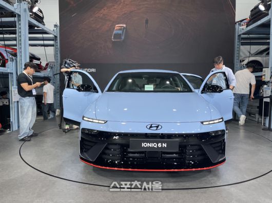 아이오닉 6 N을 둘러보고 있는 기자들. 의왕 | 원성윤 기자 socool@sportsseoul.com