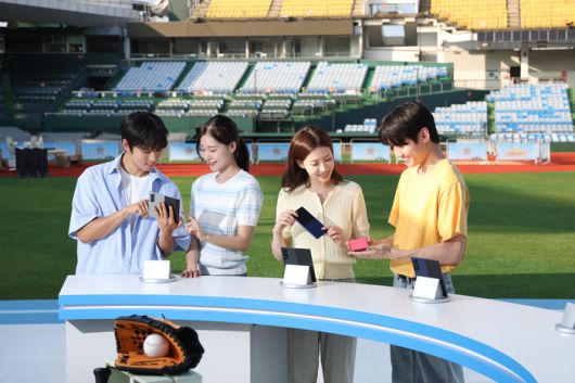 삼성전자가 KBO리그 올스타전을 ‘직관’하는 야구팬들을 위해 대전 한화생명 이글스파크에 갤럭시 체험존을 설치해 운영하고 있다. 사진 | 삼성전자