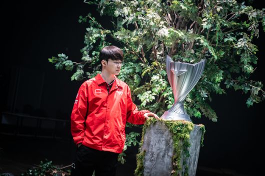 살아있는 전설 ‘페이커’ 이상혁이 지난 6일 데뷔 12주년을 맞았다. 사진 | 라이엇 게임즈