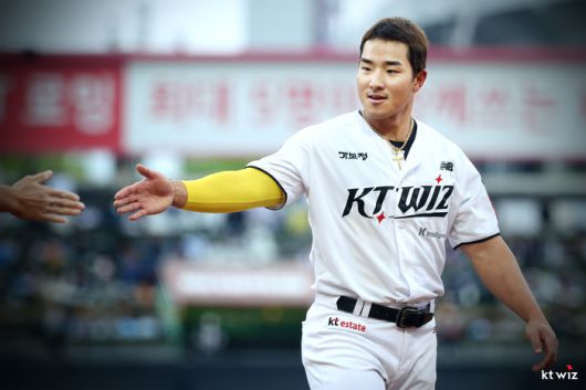 안현민이 하이파이브를 하고 있다. 사진 | KT 위즈