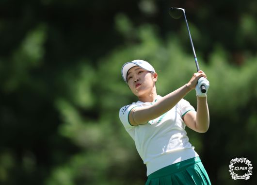 유현조가 KLPGA투어 하이원리조트 여자오픈에서 샷 후 타구를 바라보고 있다. 사진 | KLPGA