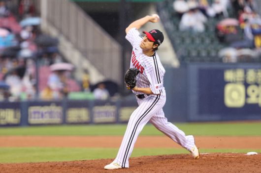 LG 김진성이 잠실구장에서 열린 2025 KBO리그 두산전에서 역투하고 있다. 사진 | LG 트윈스