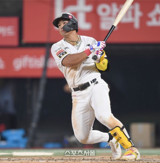 KT 안현민이 3일 수원케이티위즈파크에서 열린 2025 KBO리그 키움과 경기 7회말 안타를 치고 있다. 수원 | 최승섭기자 thunder@sportsseoul.com