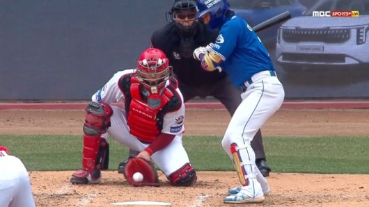 KIA 김도현이 15일 광주-기아 챔피언스 필드에서 열린 2025 KBO리그 시범경기 삼성전에서 3회초 카운트 0-2에서 이재현에게 3구째 떨어지는 커브를 던졌다. 이 공이 ABS 존 하단을 걸치면서 스트라이크 판정을 받았다. 사진 | 티빙