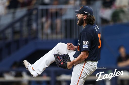 한화 폰세가 4일 고척스카이돔에서 열린 2025 KBO리그 키움전에서 이닝을 마친 후 포효하고 있다. 사진 | 한화 이글스