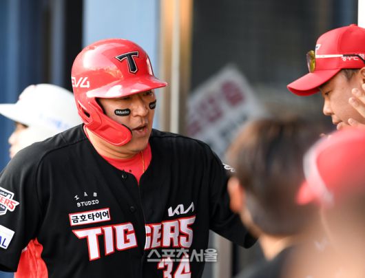 KIA 최형우(왼쪽)가 잠실구장에서 열린 2025 KBO리그 두산과 경기에서 득점한 후 이범호 감독과 하이파이브 하고 있다. 잠실 | 박진업 기자 upandup@sportsseoul.com