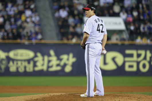 LG 김진성이 15일 서울 잠실구장에서 열린 2025 KBO리그 정규시즌 삼성전서 포수 박동원 사인을 주고 받고 있다. 이날 LG는 팀 노히트노런을 기록했다. 사진 | LG 트윈스