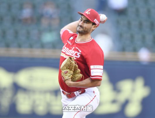 SSG 선발투수 화이트가 잠실구장에서 열린 2025 KBO리그 두산과 경기에서 역투하고 있다.  잠실 | 최승섭기자 thunder@sportsseoul.com