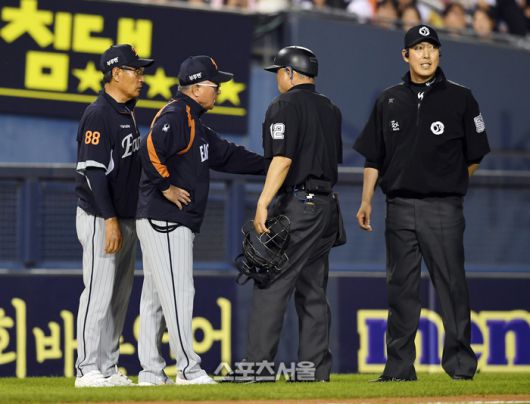 한화 김경문 감독(왼쪽 둘째)가 27일 잠실구장에서 열린 2025 KBO리그 LG와 경기 7회말 1사 LG 이영빈의 체크스윙 여부에 노 스윙으로 판정한 차정구 3루심(맨 오른쪽)에게 항의를 하고 있다. 잠실 | 박진업 기자 upandup@sportsseoul.com