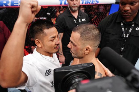 반이 UFC 317이 끝난 후 판토자(오른쪽)와 페이스오프하고 있다.  사진 | UFC