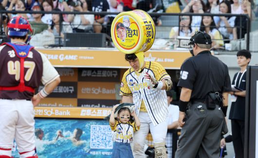 LG 박동원이 12일 대전 한화생명 볼파크에서 열린 2025 KBO 올스타전에서 자녀와 함께 등장하고 있다. 사진 | 연합뉴스