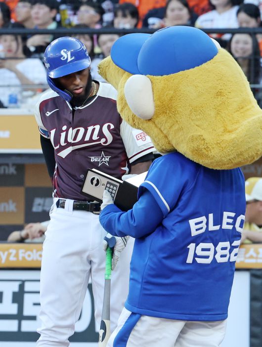 삼성 디아즈가 12일 대전 한화생명 볼파크에서 열린 2025 KBO 올스타전서 여권을 압수당하는 퍼포먼스를 펼치고 있다. 사진 | 연합뉴스