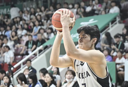 유기상이 11일 안양 정관장 아레나에서 열린 2025 남자농구 국가대표 평가전 일본과 경기에서 3점슛을 던지고 있다. 사진 | 대한민국농구협회